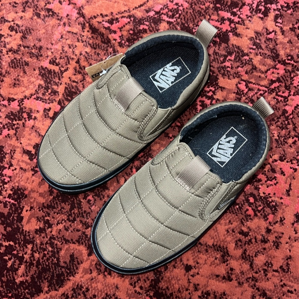 Vans puffer water resistant slippers